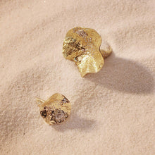 Load image into Gallery viewer, Serenity small flower ring - Coomi
